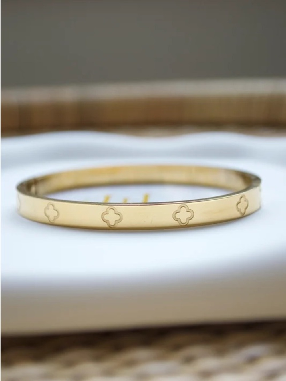 Clover Accent Bangle Bracelet Q1261